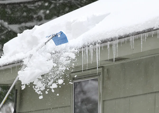 How to remove snow from roof